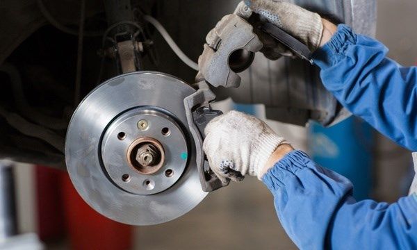 Experts Warn That A Small Everyday Driving Mistake Could End In Total Brake Failure