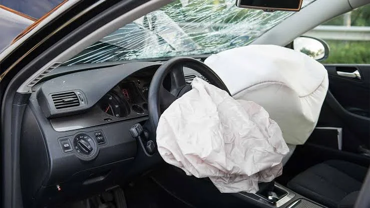 What Causes the Airbag Warning Light to Come On? What Causes the Airbag Warning Light to Come On?