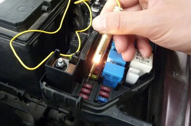 Testing car fuses with a test light Testing car fuses with a test light