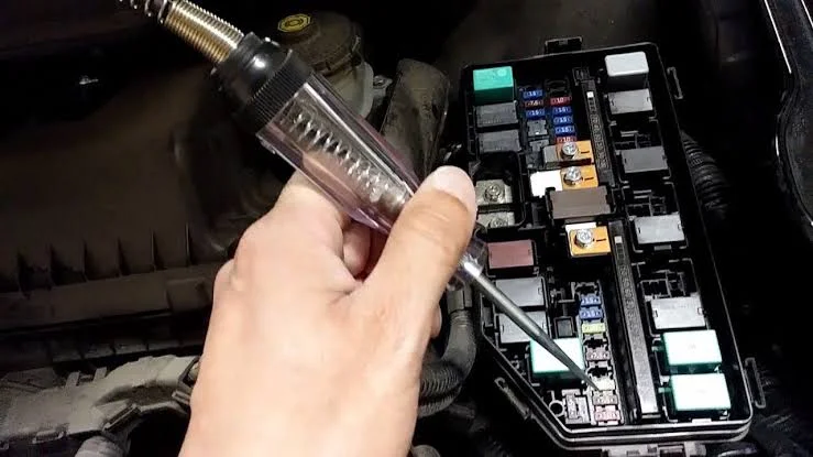 Testing car fuses with a test light Testing car fuses with a test light