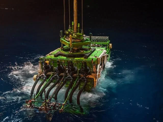 The Challenges of Operating a Deep-Sea Oil Rig: Complex Engineering Solutions The Challenges of Operating a Deep-Sea Oil Rig: Complex Engineering Solutions