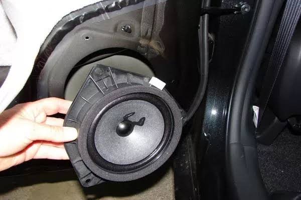 This Is Why Your Car’s Speakers Are Crackling