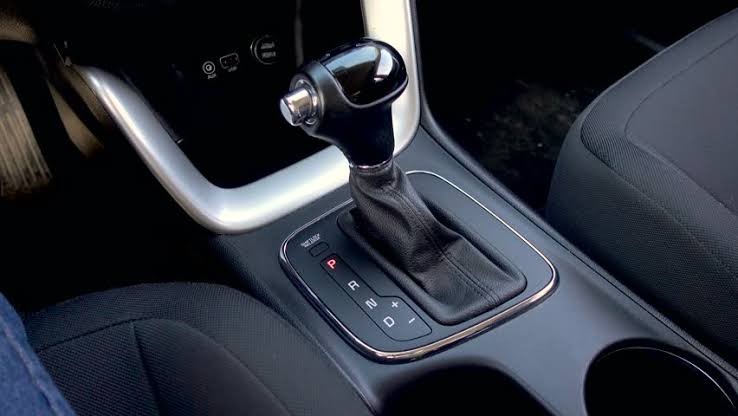 How does an automatic transmission change gears smoothly: