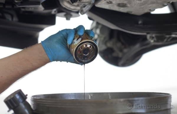 Signs Your Car Needs an Oil Change and Oil Top-Up: Warnings and Solutions