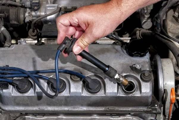 Is it better to leave a car engine running when changing the spark plugs?