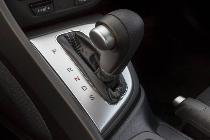 Idle Dilemma: Drive or Neutral at Traffic Lights?